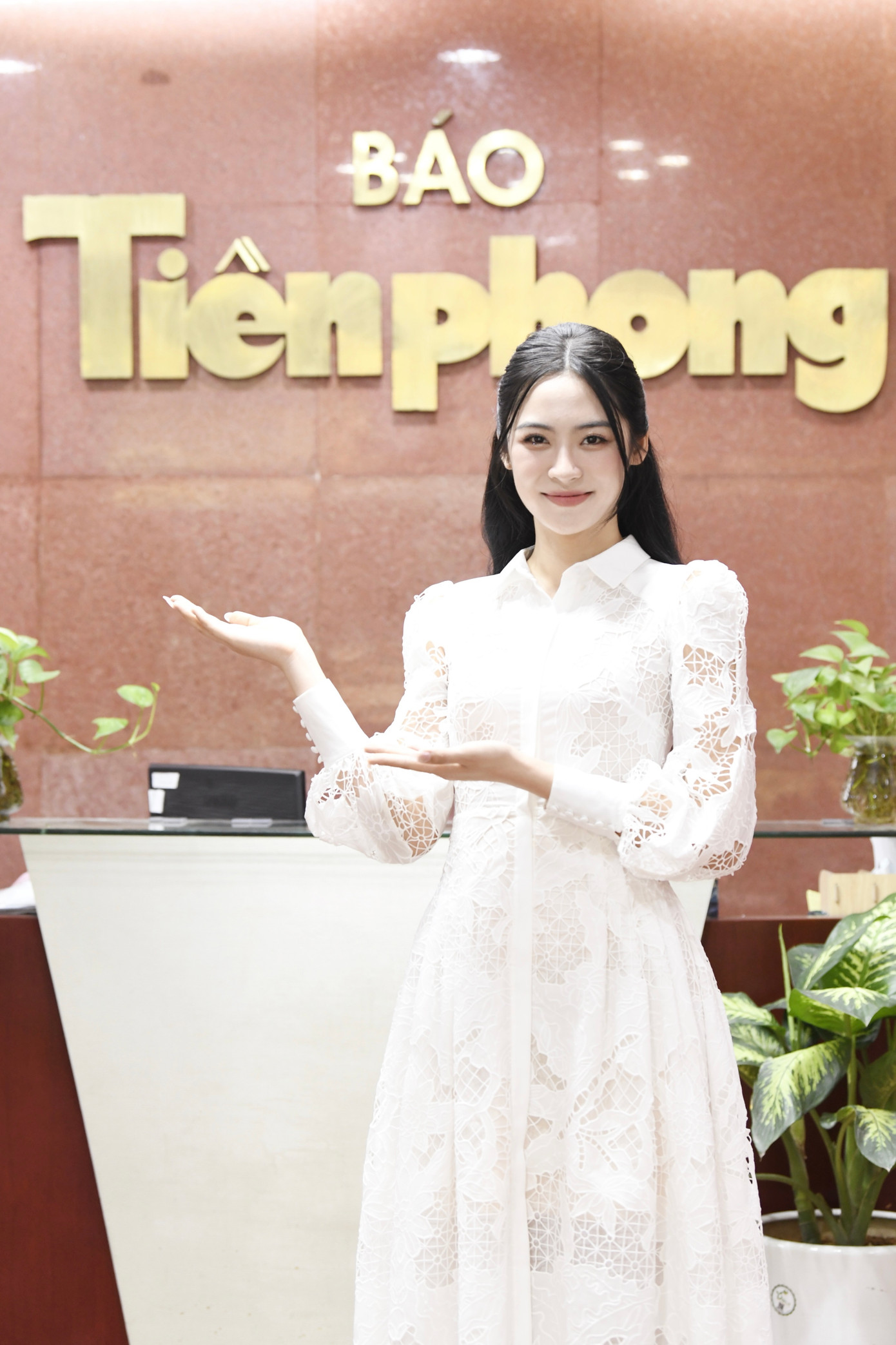 Thí sinh Nguyễn Thị Vân Nhi, SBD 136, sinh năm 2005, đến từ Hải Phòng. Vân Nhi cao 1,74 m, nặng 56 kg, số đo ba vòng 80-62-95 cm. Vân Nhi đang là sinh viên Đại học Phenikaa. Trong vòng chung khảo với 2 lần loại, Vân Nhi đều được gọi tên gần cuối nên rất hồi hộp. Vân Nhi nói cô đã có khoảng thời gian dài cố gắng và được ủng hộ rất nhiều nên kỳ vọng được vào chung kết. Khi được xướng tên, Vân Nhi vỡ òa trong hạnh phúc.