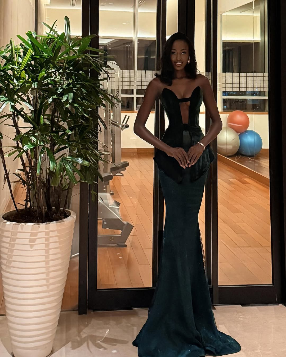 Fatoumata Coulibaly còn bị nhiều người nhận xét chỉnh sửa ảnh quá đà. Trong một bức ảnh Fatoumata Coulibaly đăng tải trên Instagram, khán giả nhận ra cánh cửa phía sau cô bị cong do người đẹp dùng app chỉnh ảnh.