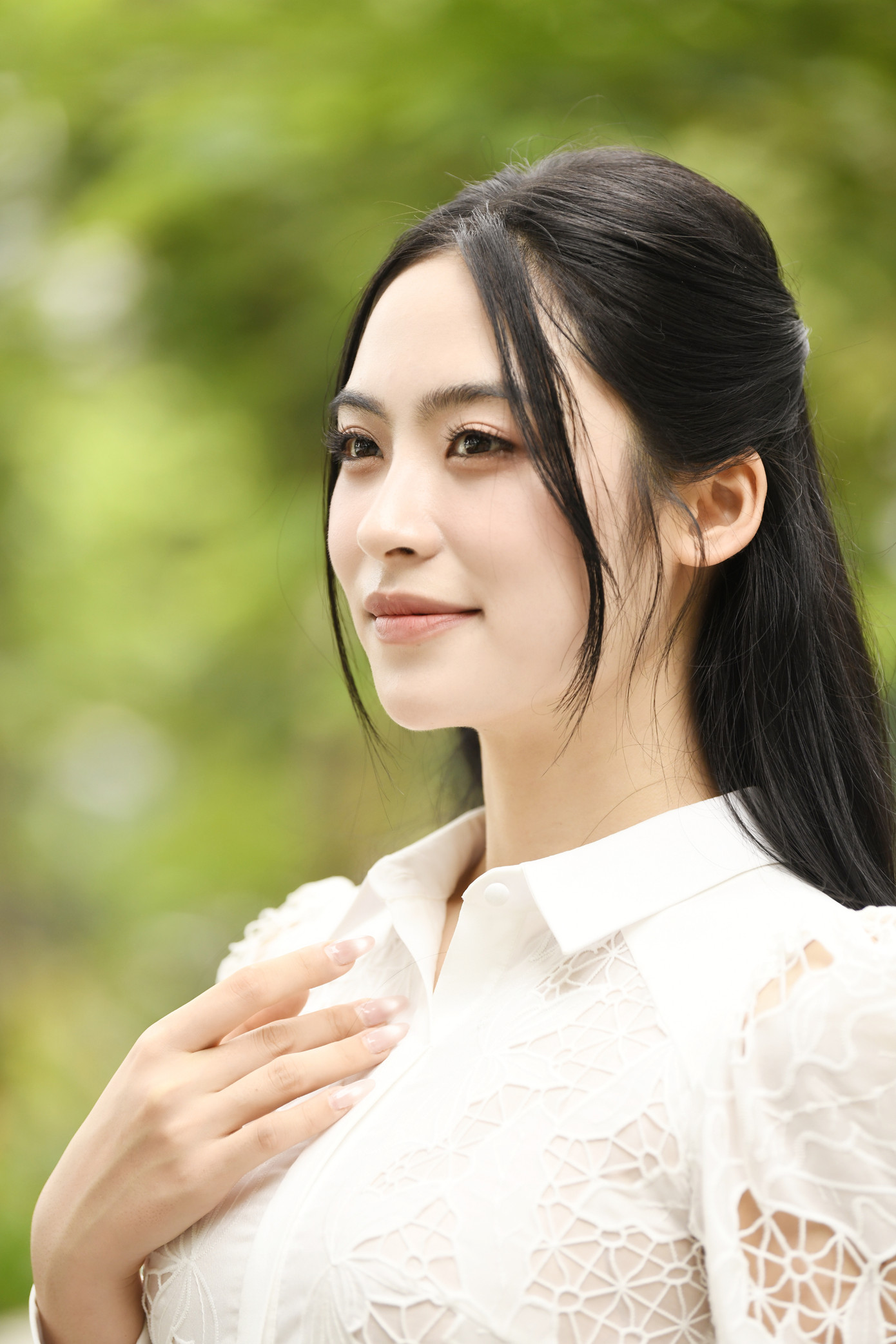 Trong quá trình tham gia Hoa hậu Việt Nam, Vân Nhi được bố mẹ sát cánh ủng hộ. “Em trai thường xuyên quan tâm, hỏi han trong lúc tôi đi thi. Em hay gọi điện và nói rằng lớp em có 35 bạn và ngày hôm nay tất cả đều bình chọn cho tôi một phiếu miễn phí. Điều đó khiến tôi vô cùng xúc động”, cô chia sẻ.