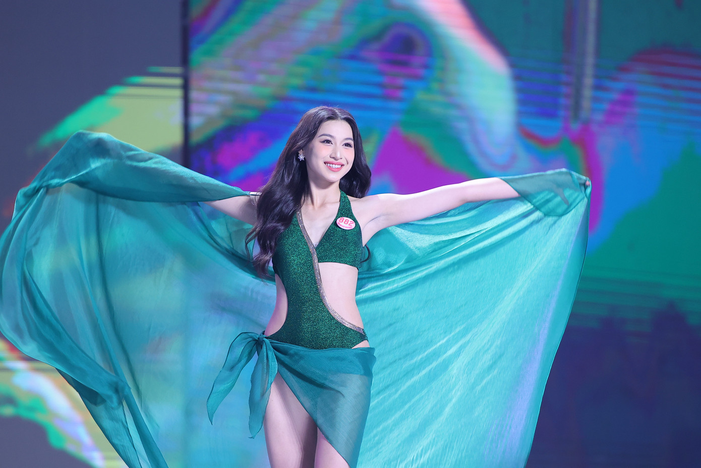 "Trong suốt hành trình tại ngôi nhà chung của Hoa hậu Việt Nam, tôi luôn cố gắng hoàn thiện bản thân không chỉ ở ngoại hình, mà còn ở cách giao tiếp, học hỏi và sẵn sàng cống hiến", cô nói.