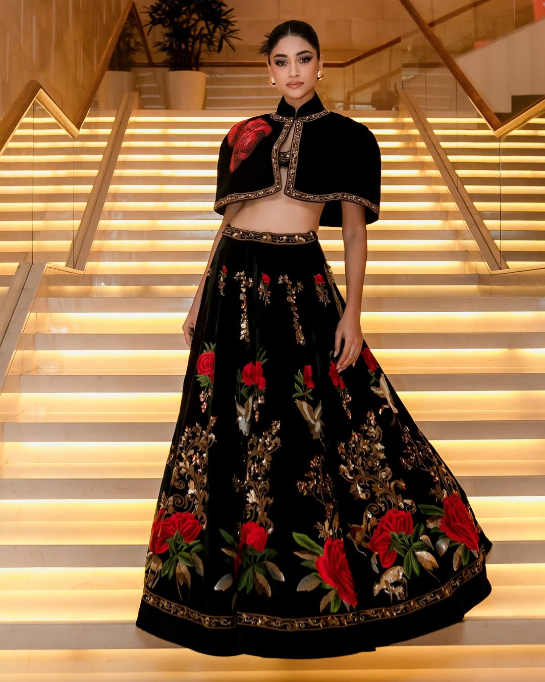 Trong phần thi mặc trang phục của nhà thiết kế trong nước, Nandini Gupta mang tới bộ váy độc đáo, kết hợp giữa yếu tố truyền thống và hiện đại. Nandini Gupta 21 tuổi, cao 1,75 m, hiện là sinh viên ngành Quản trị Kinh doanh tại Cao đẳng Lala Lajpat Rai. Nandini Gupta cũng tham gia lĩnh vực người mẫu ở quê nhà.