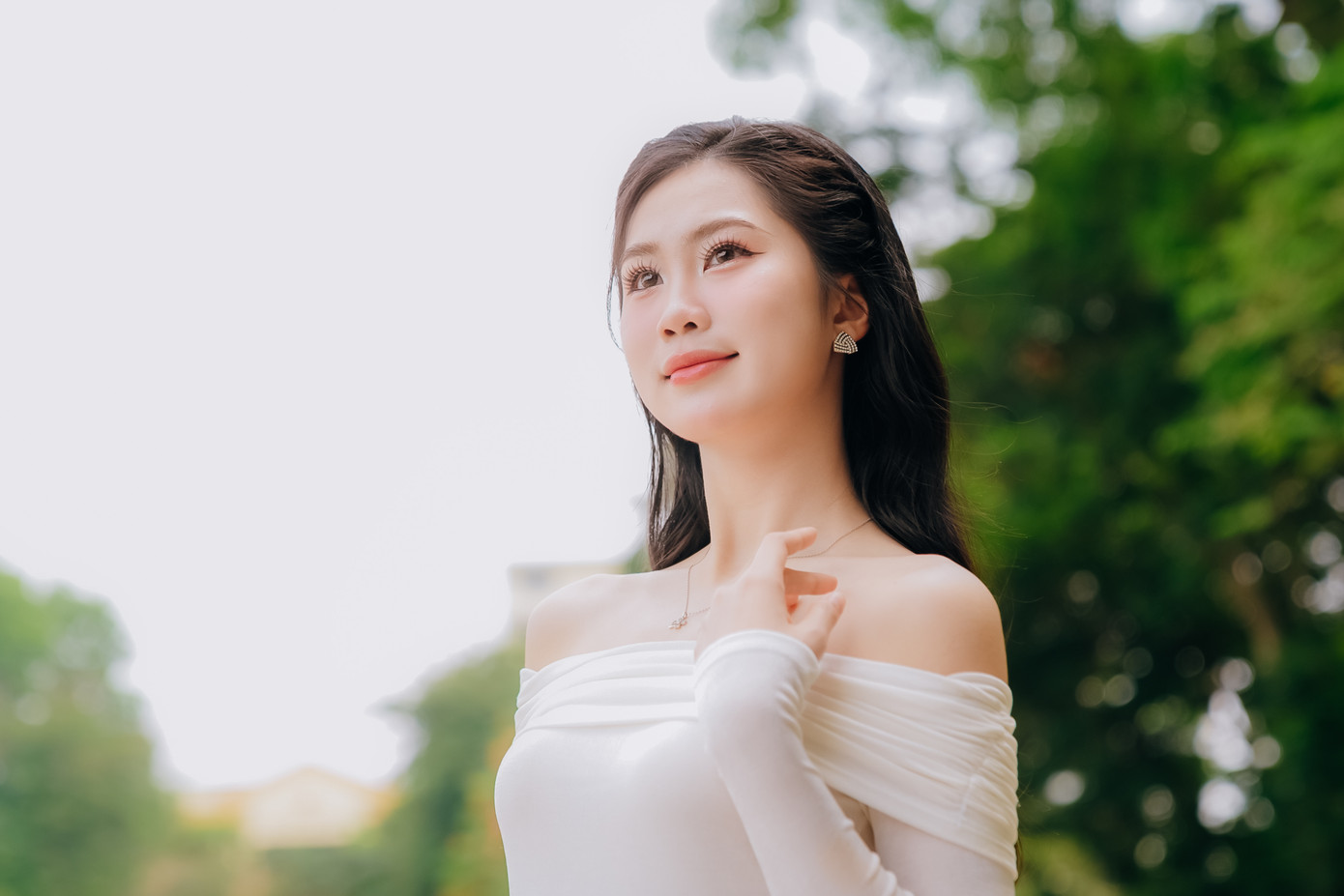 Thu Hằng cho rằng hoa hậu không chỉ là một danh hiệu về sắc đẹp mà còn mang nhiều ý nghĩa sâu rộng hơn. “Một hoa hậu có thể trở thành đại sứ của văn hóa, lòng nhân ái, sự tự tin và trách nhiệm”, cô cho biết.