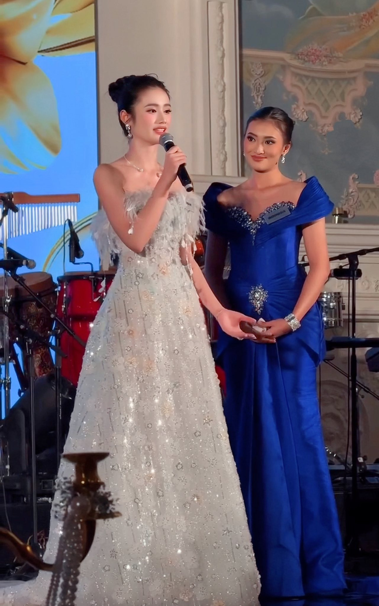 Hoa hậu Ý Nhi và đại diện Indonesia lọt vào top 2 phần thi dự án nhân ái của khu vực châu Á - Thái Bình Dương. Hoa hậu Ý Nhi và đại diện Indonesia lọt vào top 2 phần thi dự án nhân ái của khu vực châu Á - Thái Bình Dương.