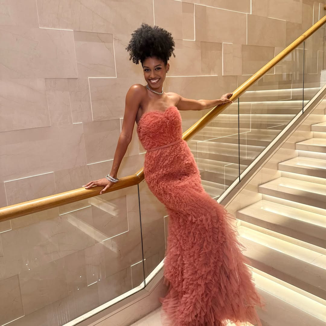 Aurélie Joachim năm nay 27 tuổi, cao 1,79 m, là người mẫu và là cựu vận động viên thể thao ở Martinique. Cô từng tham gia các giải thi đấu điền kinh và nhảy cao. Người đẹp có mái tóc xù ấn tượng và hình thể khoẻ khoắn, săn chắc.