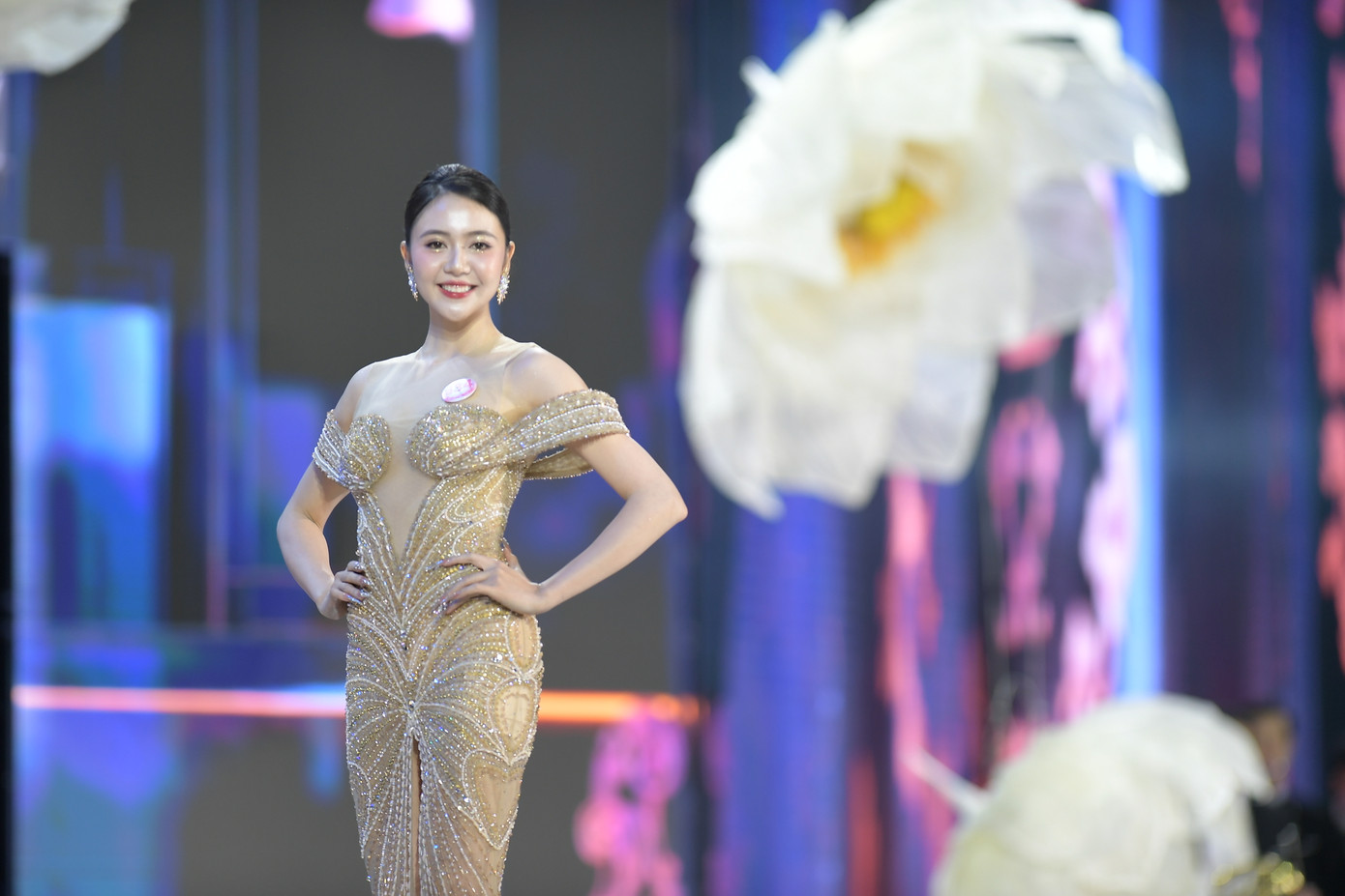 “Khi chân thành với chính mình, không ngừng học hỏi và chia sẻ những điều ý nghĩa, vẻ đẹp ấy sẽ tự nhiên lan tỏa. Dám sống thật, dám bộc lộ cảm xúc và suy nghĩ sâu sắc, đó mới là điều khiến người khác nhớ mãi”, cô nói.