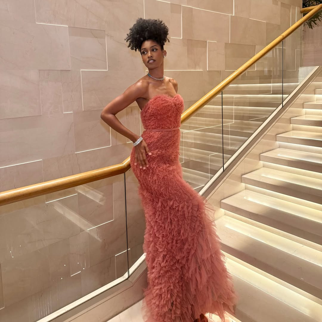 Aurélie Joachim năm nay 27 tuổi, cao 1,79 m, là người mẫu và là cựu vận động viên thể thao ở Martinique. Cô từng tham gia các giải thi đấu điền kinh và nhảy cao. Người đẹp có mái tóc xù ấn tượng và hình thể khoẻ khoắn, săn chắc.