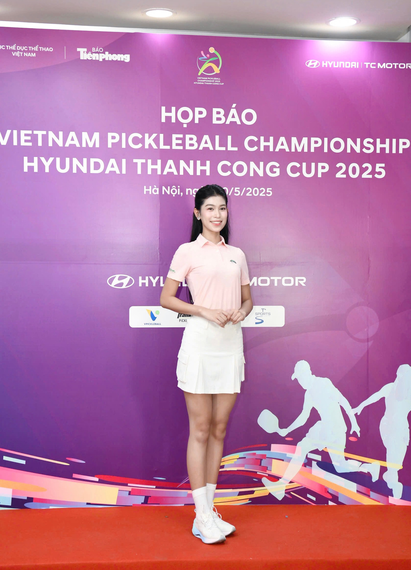 Pickleball là môn thể thao mới nhưng đã có sự phát triển mạnh mẽ trong thời gian qua. Đây là môn thể thao gắn với sự trẻ trung, năng động, nhận được sự hưởng ứng của nhiều bạn trẻ. Là những cô gái trẻ, dàn thí sinh Hoa hậu Việt Nam 2024 cũng đang tích cực tập luyện nhiều môn thể thao để rèn luyện sức khỏe, vóc dáng trước khi bước vào vòng chung kết toàn quốc diễn ra vào tháng 6 ở TP Huế.