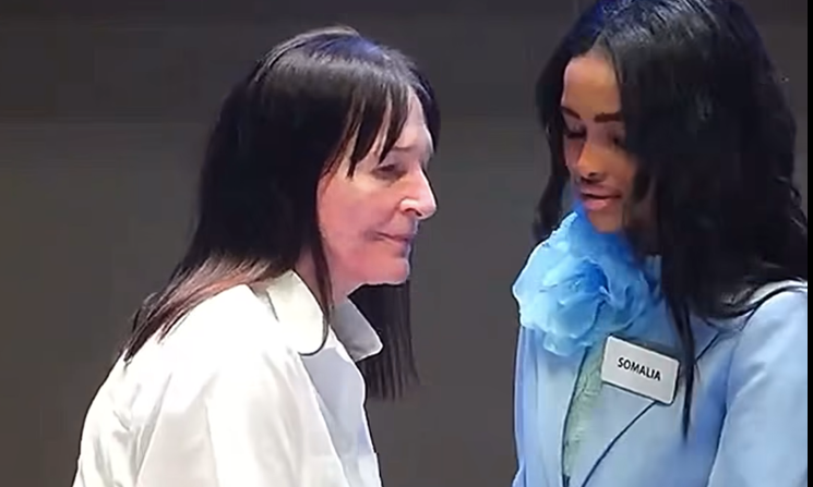 Zainab Jama và bài thuyết trình khiến bà Julia Morley xúc động. Zainab Jama và bài thuyết trình khiến bà Julia Morley xúc động.