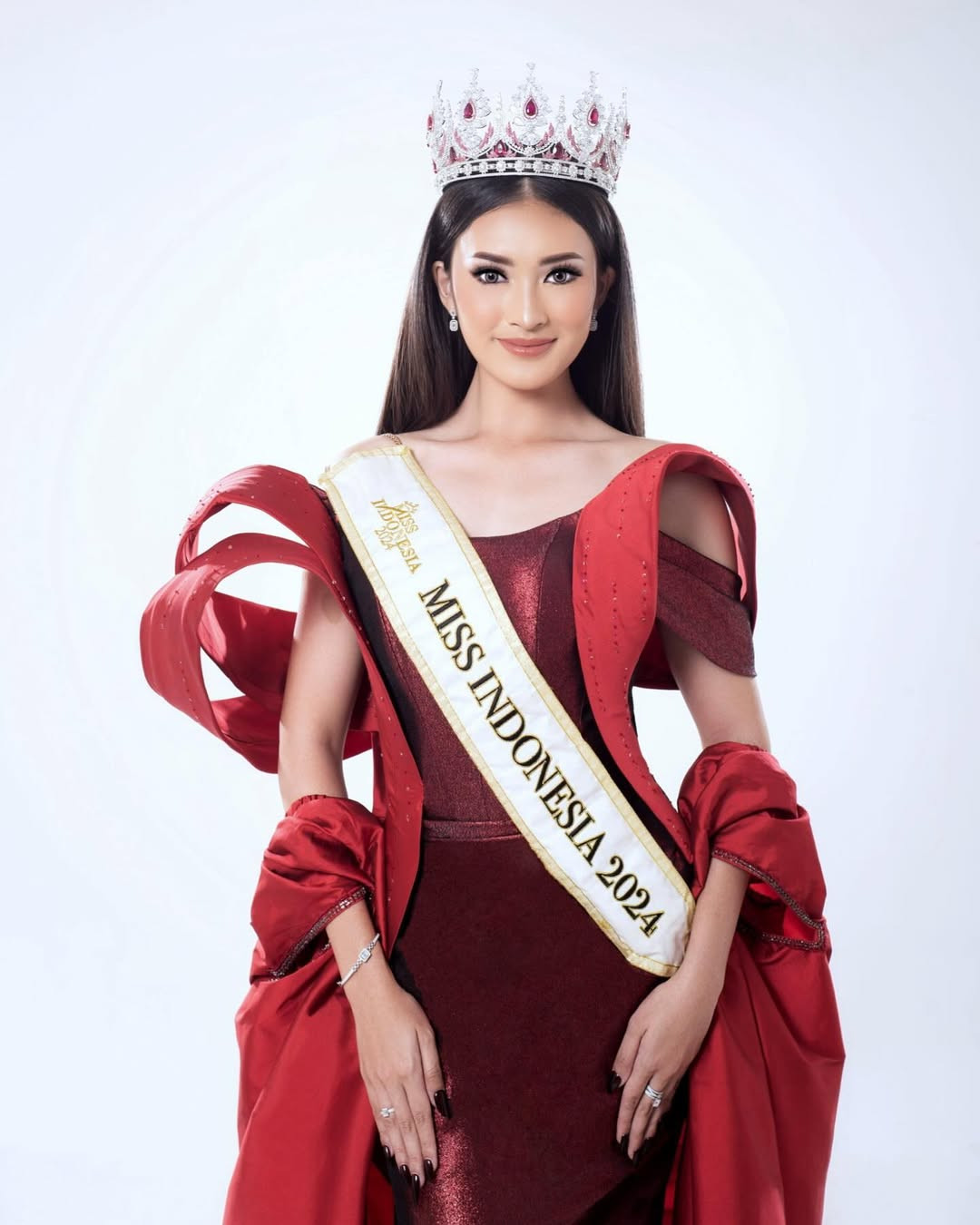 Ngoài ra, người đẹp từng giành vị trí thứ 2 tại Podcast Campus Indonesia, vị trí thứ 3 tại chương trình Medan Cover Face năm 2018 và vị trí quán quân tại The Best Model Valentine năm 2023.