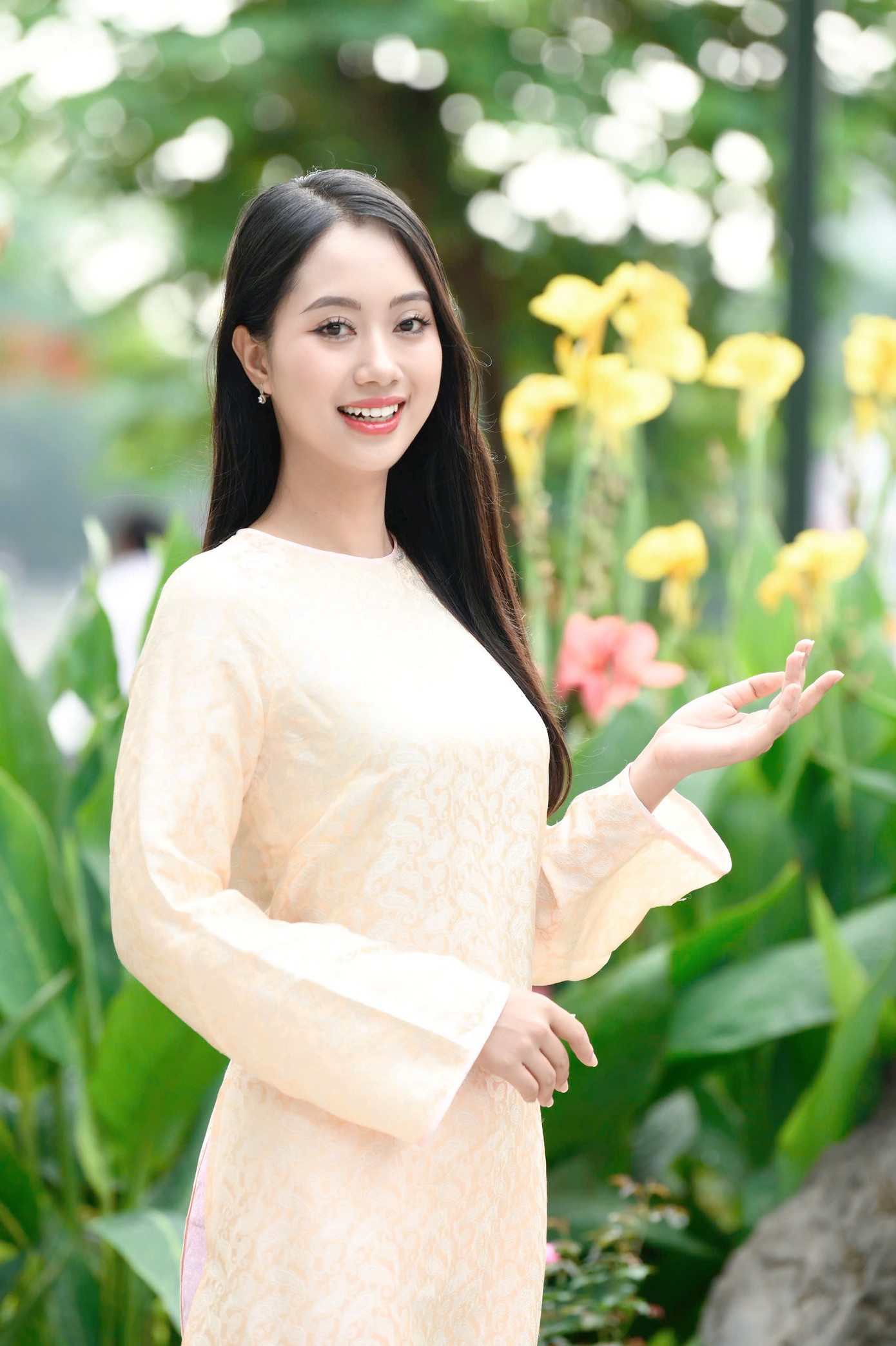 Mai Phương nói cô thấy tất cả thí sinh đều xứng đáng. "Các bạn đều nổi bật, năng động, không chỉ có vẻ đẹp ngoại hình mà còn giỏi giang và nhân ái. Tôi nghĩ ban giám khảo đã rất khó khăn để có thể lựa chọn ra 25 cô gái vào vòng chung kết", cô nói. Mai Phương đã nghĩ đến trường hợp sẽ không được bước tiếp. "Nhưng dù kết quả ra sao thì Hoa Hậu Việt Nam cũng là một hành trình thật đẹp, ý nghĩa và rạng rỡ trong thanh xuân của tôi", cô chia sẻ. Mai Phương nói cô thấy tất cả thí sinh đều xứng đáng. "Các bạn đều nổi bật, năng động, không chỉ có vẻ đẹp ngoại hình mà còn giỏi giang và nhân ái. Tôi nghĩ ban giám khảo đã rất khó khăn để có thể lựa chọn ra 25 cô gái vào vòng chung kết", cô nói. Mai Phương đã nghĩ đến trường hợp sẽ không được bước tiếp. "Nhưng dù kết quả ra sao thì Hoa Hậu Việt Nam cũng là một hành trình thật đẹp, ý nghĩa và rạng rỡ trong thanh xuân của tôi", cô chia sẻ.