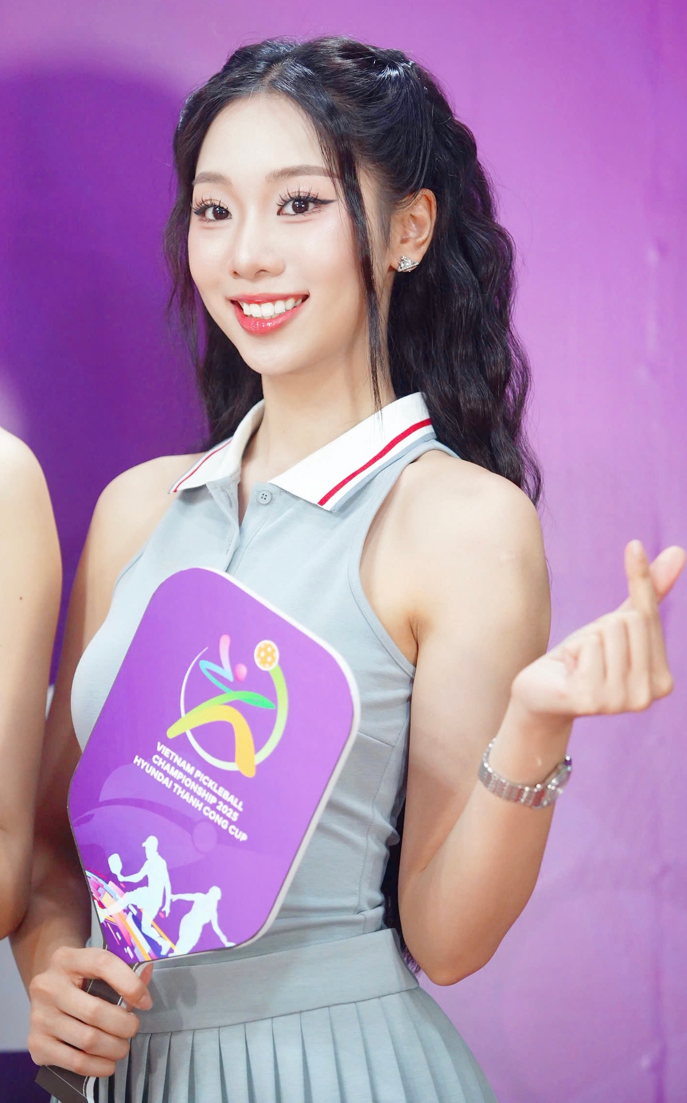 Thí sinh Phạm Thùy Dương nói tham gia họp báo Giải Pickleball Việt Nam - Cúp Hyundai Thành Công 2025 giúp cô mở mang thêm nhiều kiến thức về thể thao. &quot;Tôi đã biết về Pickleball từ lâu và cũng có dịp chơi thử. Cá nhân tôi khá thích bộ môn này vì đòi hỏi sự kết hợp giữa nhiều động tác, tưởng chừng đơn giản nhưng lại khá khó để làm tốt&quot;, cô nói. Theo Thùy Dương, Pickleball không chỉ là xu hướng nhất thời, mà là lối sống năng động, gắn kết và tích cực.