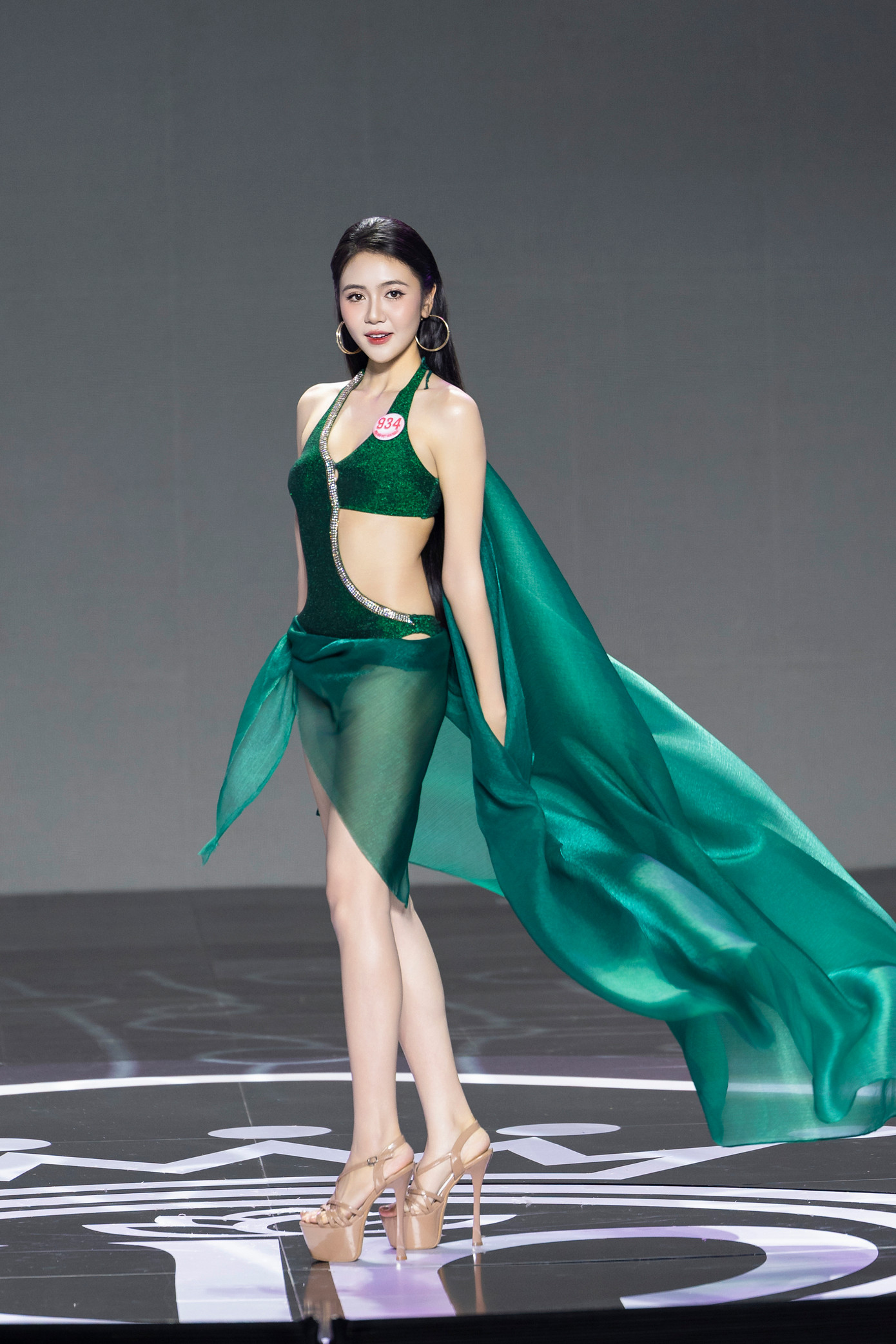 Mỹ Dung cho biết trước đây cô nhút nhát, sống khép mình và hay nghi ngờ bản thân. “Nhưng khi bước vào con đường nghệ thuật, tôi dần tìm thấy tiếng nói trong từng vai diễn. Nghệ thuật không chỉ dạy tôi cách thể hiện cảm xúc, mà còn giúp tôi chữa lành và trưởng thành. Từ một cô gái tự ti, tôi học cách tỏa sáng bằng chính những gì chân thật nhất của mình”, cô chia sẻ.