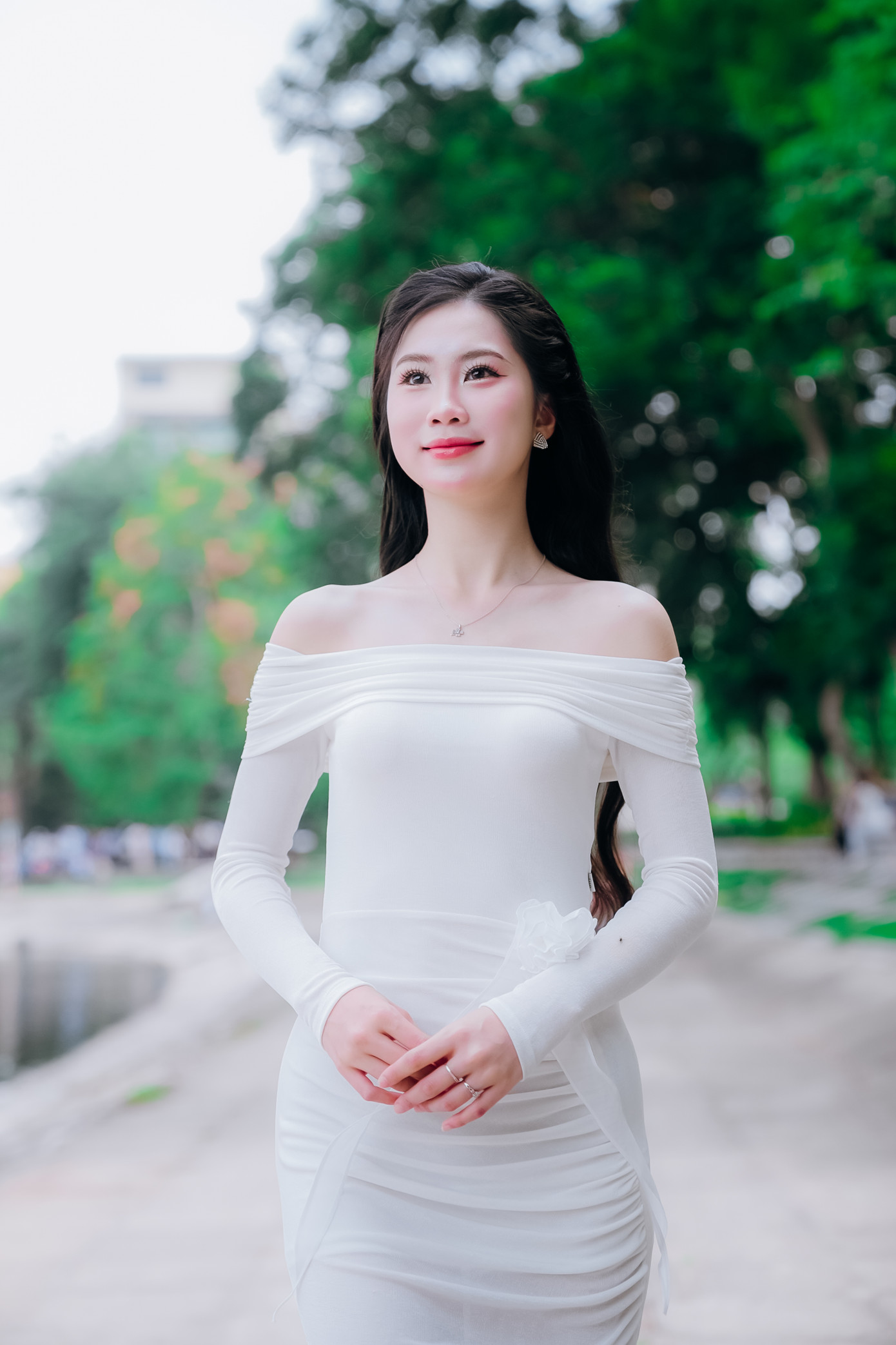 Thu Hằng chia sẻ cảm xúc tiếc nuối khi phải chia tay những người bạn sau vòng chung khảo. “Nhưng đây là cuộc thi nên chắc chắn sẽ có người rời đi và có người ở lại. Đôi khi, một cánh cửa đóng lại để mở ra những con đường mới. Dù hành trình này có kết thúc, những giá trị và cảm xúc vẫn còn đó, đọng lại như một ký ức đẹp trong lòng tôi và các bạn”, cô nói.