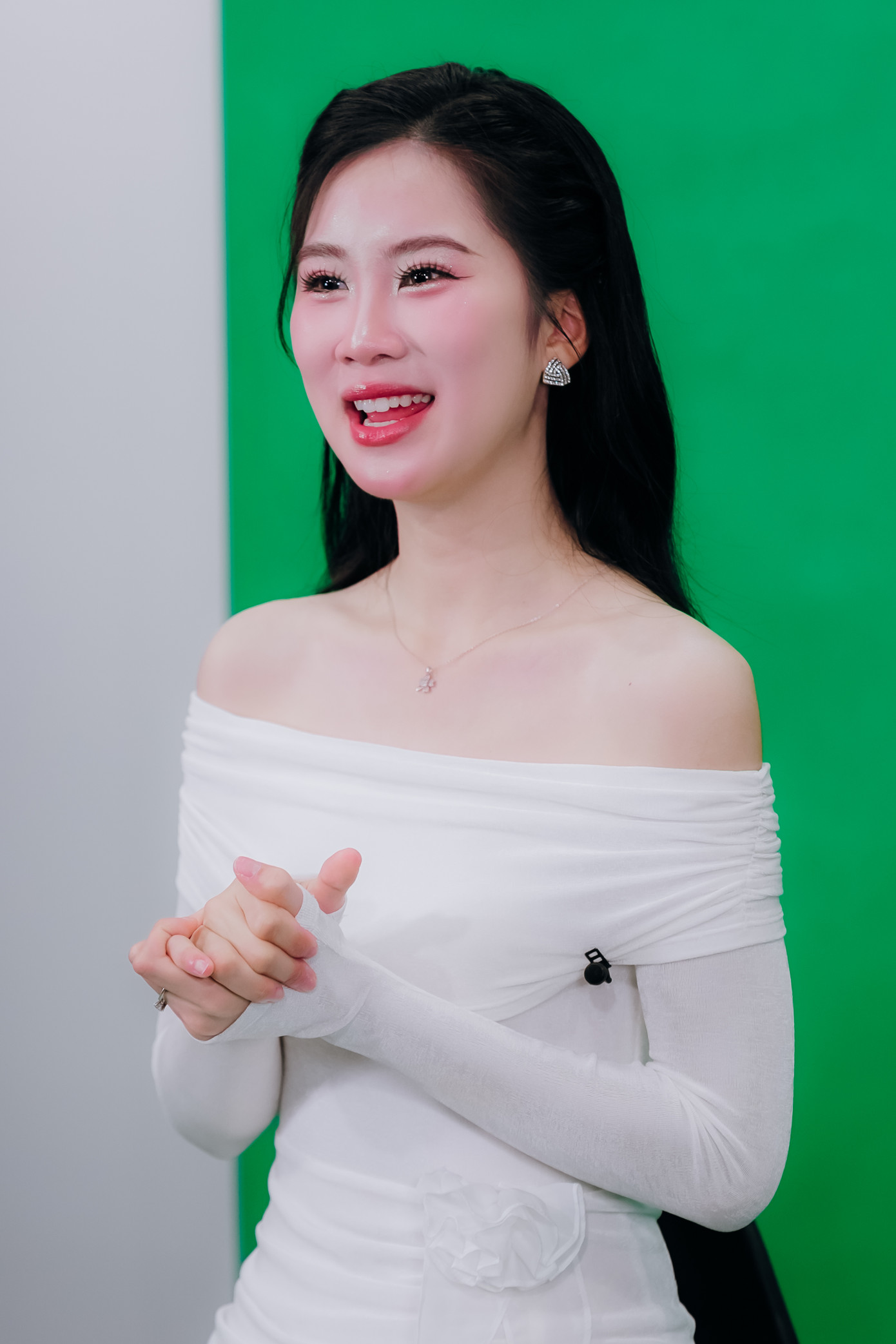 "Tôi đến với cuộc thi để học hỏi, trưởng thành từng ngày và nỗ lực để có thể giành được ngôi vị cao nhất của Hoa hậu Việt Nam 2024", nữ đảng viên tới từ Thanh Hóa khẳng định.