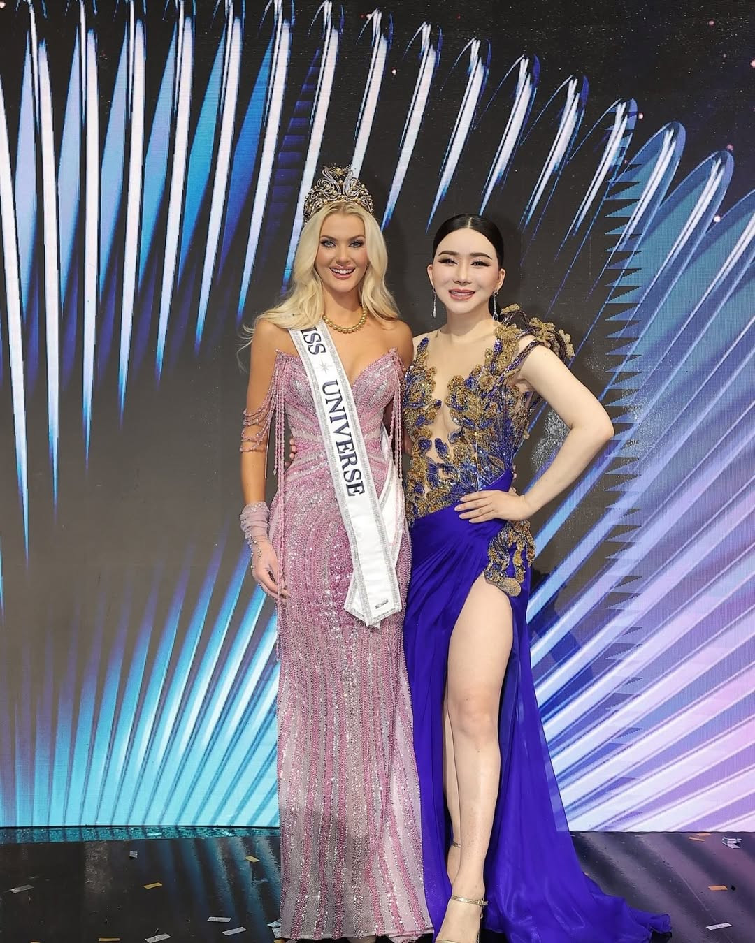 Anne Jakrajutatip và đương kim Hoa hậu Hoàn vũ Victoria Kjær Theilvig.