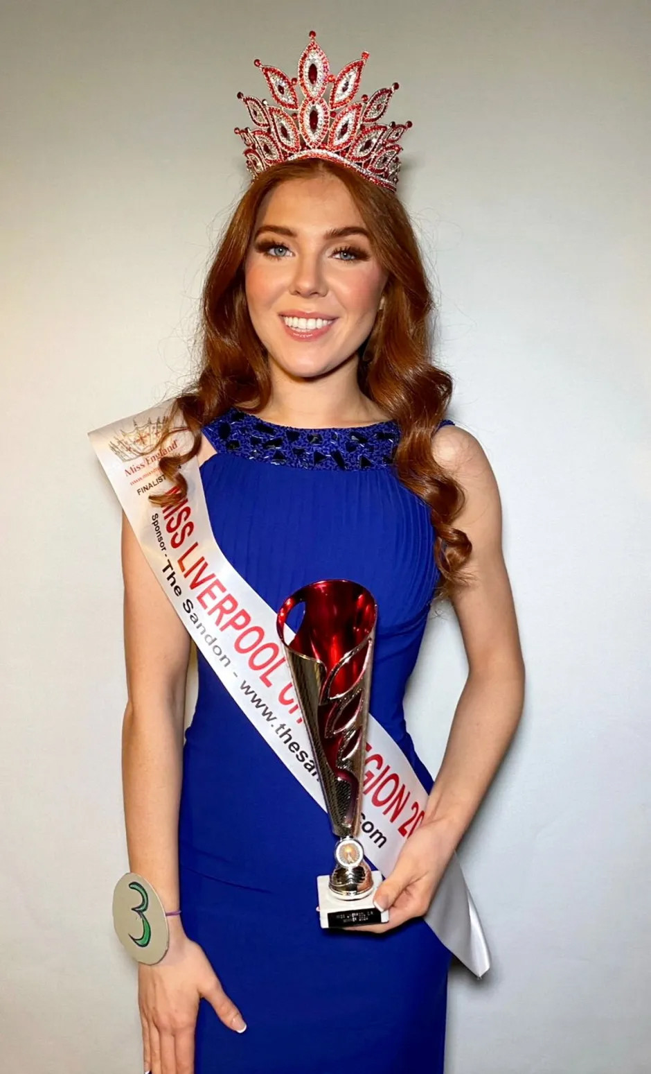 Sau khi Milla Magee bỏ thi, vị trí của cô được thay thế bởi Charlotte Grant, 25 tuổi, đương kim Hoa hậu Liverpool. Sau khi Milla Magee bỏ thi, vị trí của cô được thay thế bởi Charlotte Grant, 25 tuổi, đương kim Hoa hậu Liverpool.