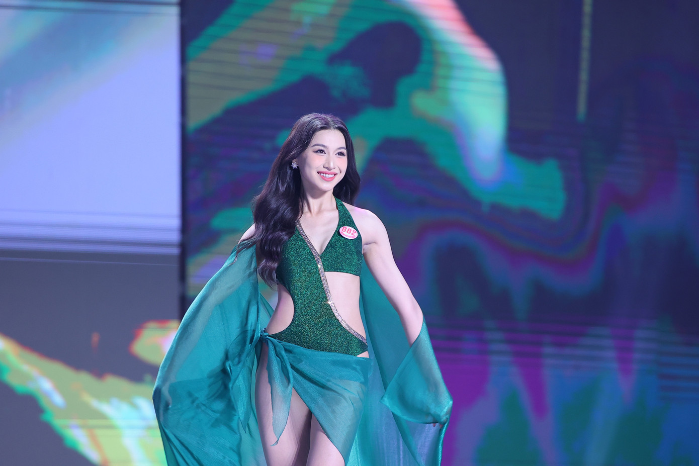 "Trong suốt hành trình tại ngôi nhà chung của Hoa hậu Việt Nam, tôi luôn cố gắng hoàn thiện bản thân không chỉ ở ngoại hình, mà còn ở cách giao tiếp, học hỏi và sẵn sàng cống hiến", cô nói.