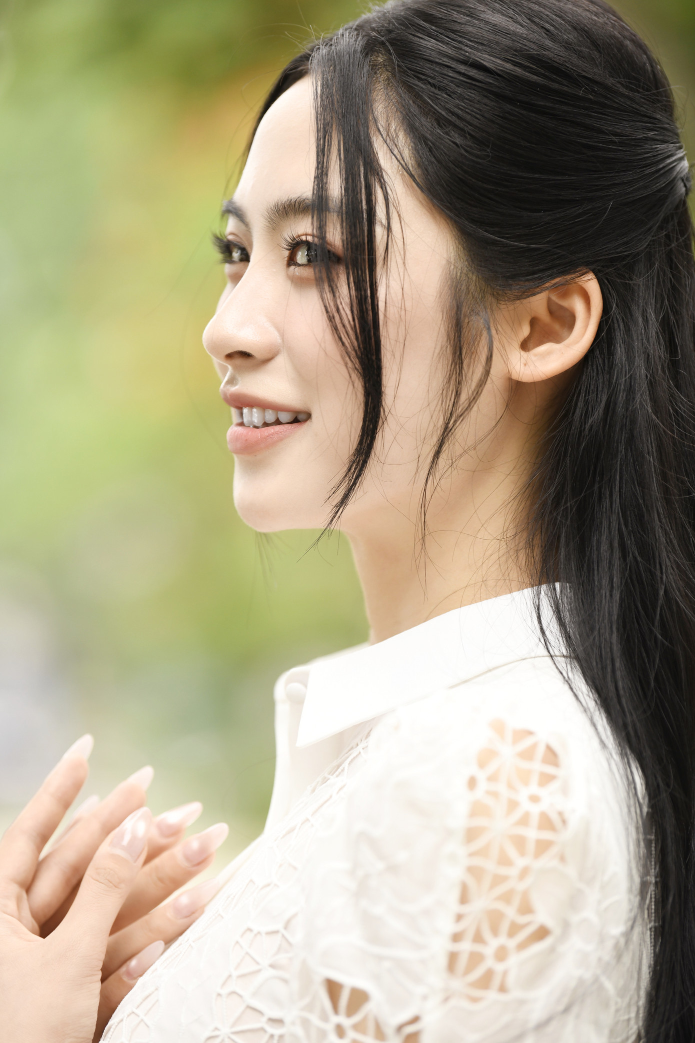 Vân Nhi nói cô hay nhận được những lời khen về nụ cười. “Tuy nhiên, tôi thấy mình cười hơi gượng, nhất là khi thấy máy quay, đôi khi tôi còn nói giọng địa phương, đó là những điều tôi cần cải thiện cho vòng chung kết”, cô nói.