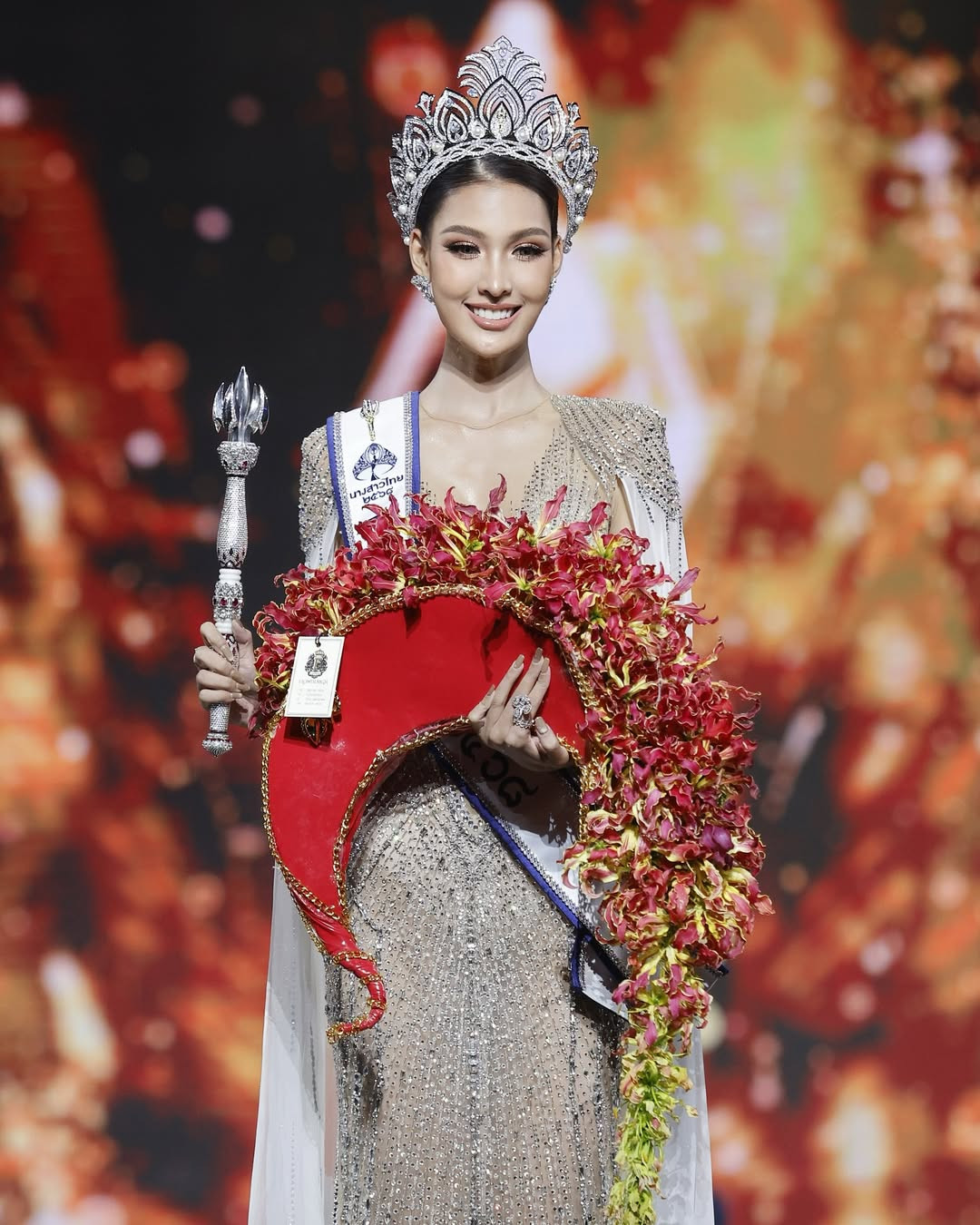 Chung kết Hoa hậu Thái Lan 2025 do tập đoàn TPN Global tổ chức đã diễn ra tối 25/5 với chiến thắng thuộc về người đẹp Mooham Chotnapa Kaewjarun. Cô giành quyền đại diện Thái Lan tham dự Miss Cosmo 2025 dự kiến tổ chức ở Việt Nam.