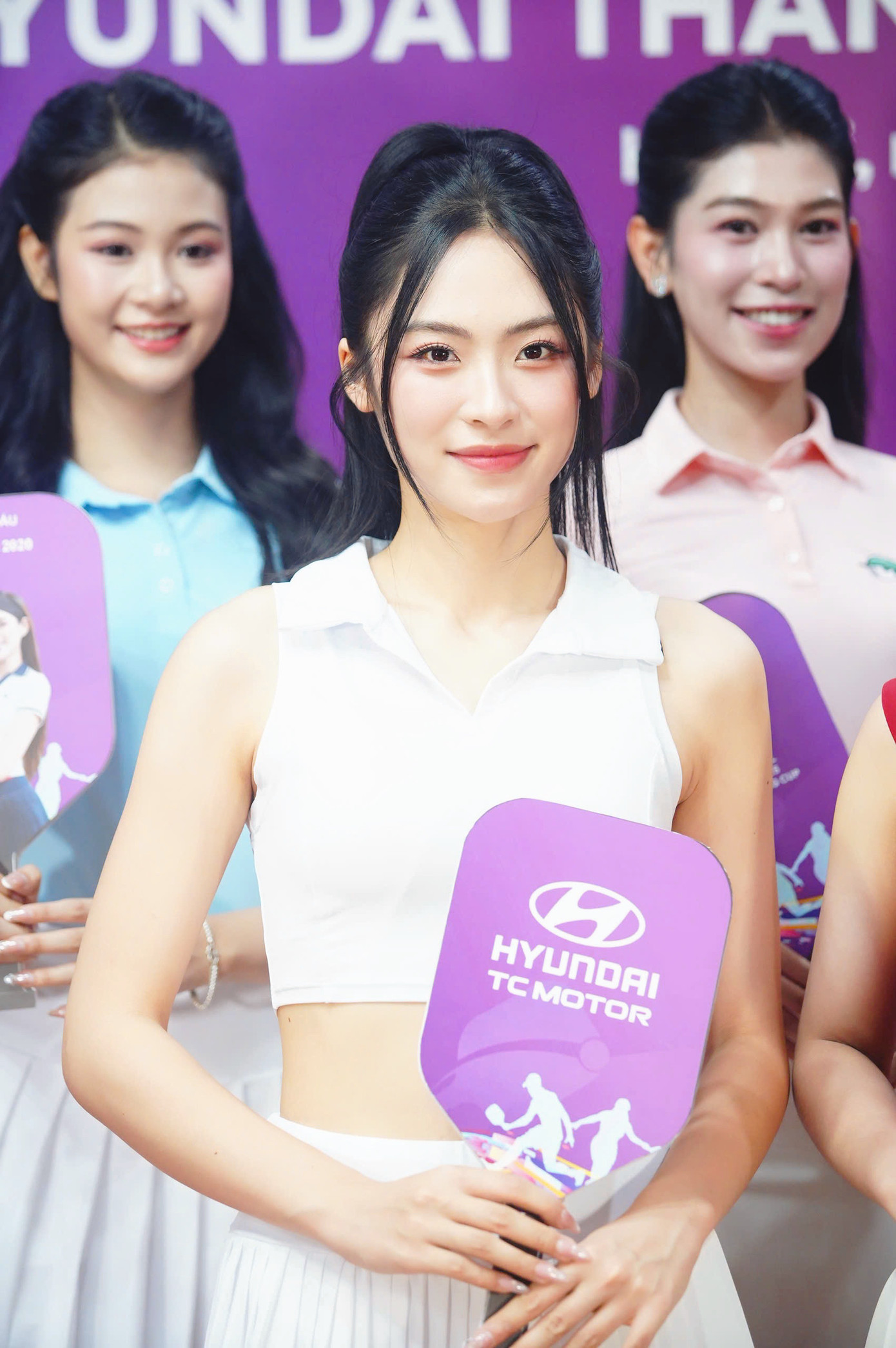 Thí sinh Nguyễn Thị Vân Nhi cảm thấy vinh dự khi có mặt tại buổi họp báo Giải Pickleball Việt Nam – Cúp Hyundai Thành Công 2025. &quot;Đây là sự kiện ý nghĩa, không chỉ đánh dấu bước phát triển mới của phong trào thể thao tại Việt Nam, mà còn là cơ hội để tôi hiểu rõ hơn về một bộ môn tuy còn mới mẻ nhưng đầy tiềm năng&quot;, cô nói. Vân Nhi cho biết đã tìm hiểu và từng chơi Pickleball. Là người yêu thích cầu lông, Phương Nhi thấy Pickleball có nhiều điểm tương đồng. &quot;Đây là môn thể thao thú vị, phù hợp với nhiều lứa tuổi và thể trạng. Quan trọng là cách mỗi người tiếp cận. Khi bắt đầu chơi, tôi thấy không chỉ được rèn luyện sức khỏe mà còn có thêm niềm vui và sự kết nối với mọi người trên sân&quot;, Vân Nhi chia sẻ.