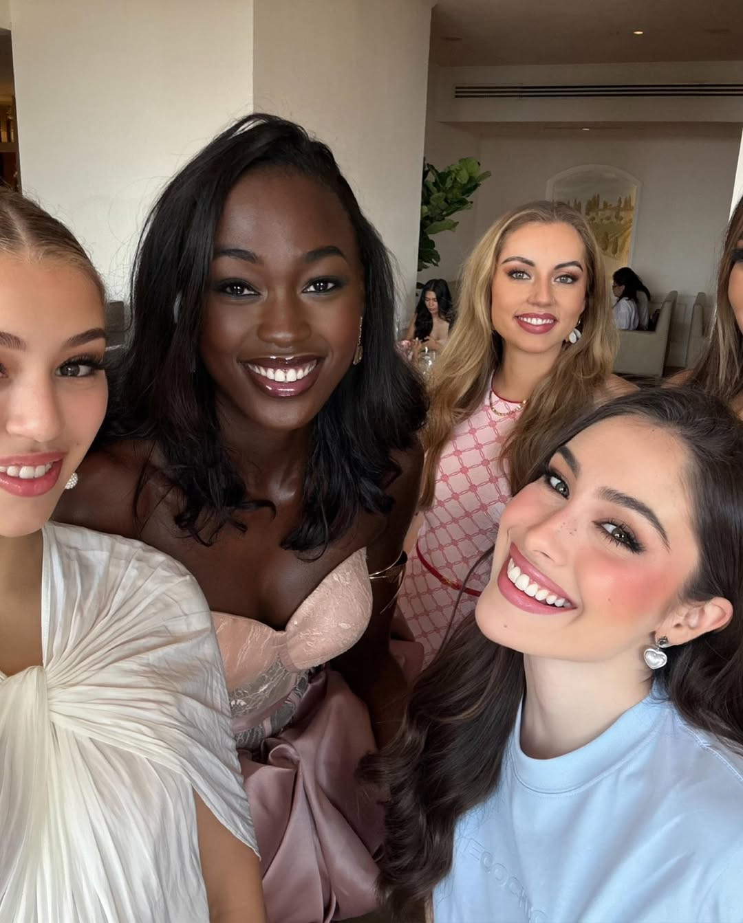 Fatoumata Coulibaly luôn nổi bật khi đọ sắc cùng dàn thí sinh nhờ chiều cao nổi bật. Tuy nhiên, nhan sắc của Fatoumata Coulibaly trong những bức ảnh được thí sinh khác đăng tải gây tranh cãi. Nhiều người cho rằng người đẹp không thực sự lung linh như trong những bức ảnh mà cô đã chỉnh sửa và tự đăng tải trên trang cá nhân. Trong một bức ảnh chụp cùng nhiều thí sinh, trong đó có đại diện Việt Nam - Ý Nhi, Fatoumata Coulibaly bị chê nhợt nhạt, kém sắc.