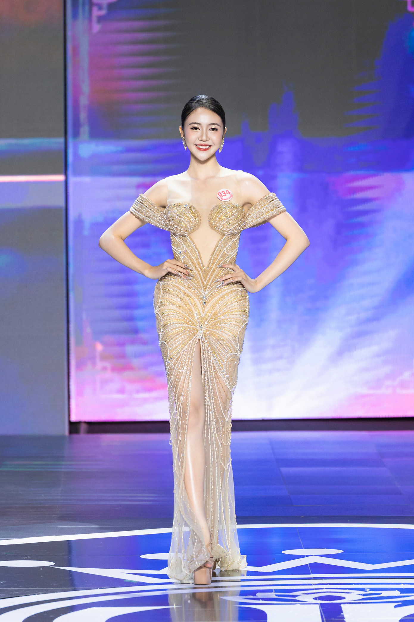 Trong một cuộc thi nhan sắc, ai cũng đẹp theo cách riêng của mình. Theo Mỹ Dung, để thật sự khác biệt, điều quan trọng là trái tim biết lắng nghe và trí tuệ biết thấu hiểu.