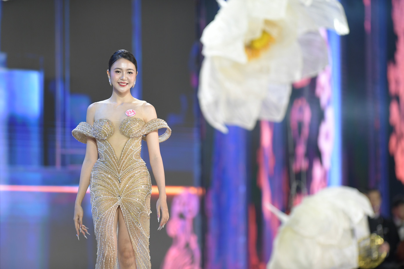 “Khi chân thành với chính mình, không ngừng học hỏi và chia sẻ những điều ý nghĩa, vẻ đẹp ấy sẽ tự nhiên lan tỏa. Dám sống thật, dám bộc lộ cảm xúc và suy nghĩ sâu sắc, đó mới là điều khiến người khác nhớ mãi”, cô nói.