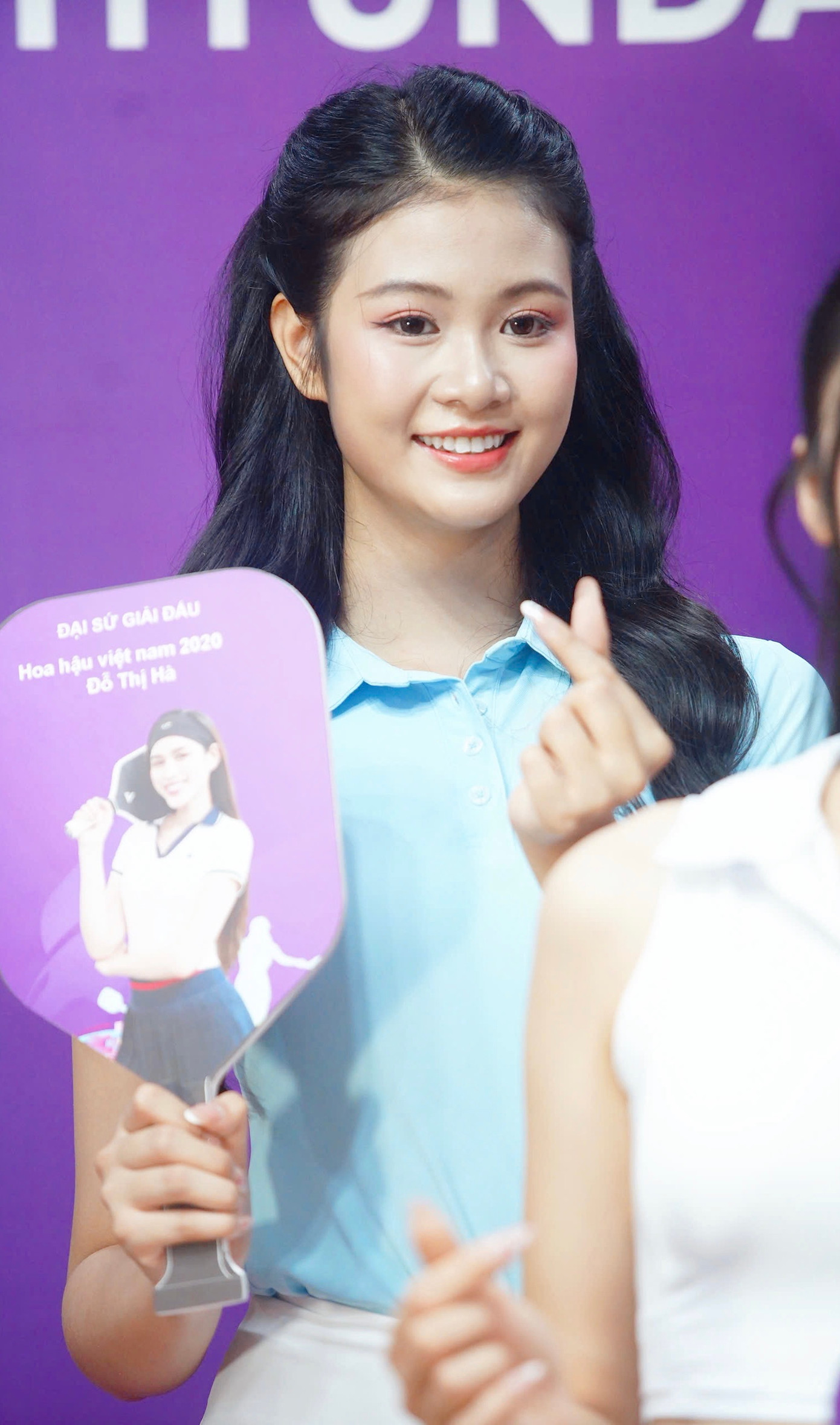 Thí sinh Hồ Ngọc Phương Linh khoe vẻ tươi tắn trong trang phục thể thao. Cô cho biết được bố mẹ ủng hộ, đầu tư học nhiều môn thể thao từ nhỏ như bóng rổ, bơi lội, cờ vua... &quot;Tôi đã làm quen với nhiều môn thể thao từ bé. Là người yêu thích những điều mới mẻ, tôi cũng có ý định thử sức với Pickleball. Tôi nghĩ mình sẽ không gặp nhiều khó khăn vì có sức bền, sự dẻo dai&quot;, Phương Linh nói.