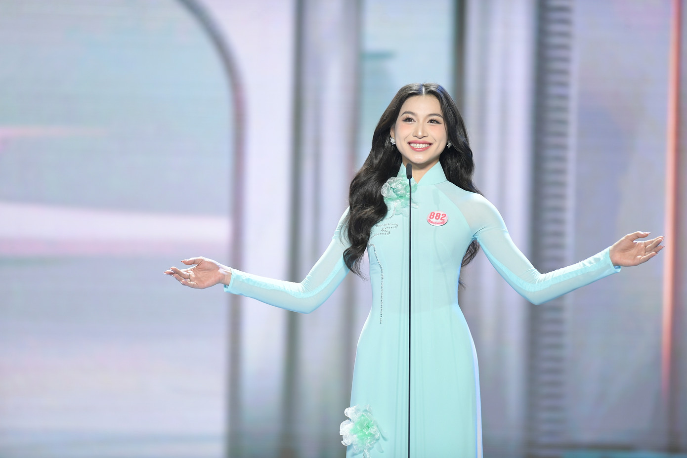 Thanh Xuân cho biết cô vỡ oà, tự hào và xúc động khi được xướng tên vào top 25 thí sinh của vòng chung kết Hoa hậu Việt Nam 2024 được tổ chức tại TP Huế vào tháng 6. "Tôi biết rằng để có mặt trong top 25 là kết quả của nhiều nỗ lực, không chỉ của riêng tôi mà là sự đồng hành của gia đình, bạn bè. Tôi cảm thấy may mắn, đồng thời ý thức rằng mình đang mang trên vai trọng trách lớn hơn, để xứng đáng với cơ hội mà ban giám khảo đã trao", cô nói.