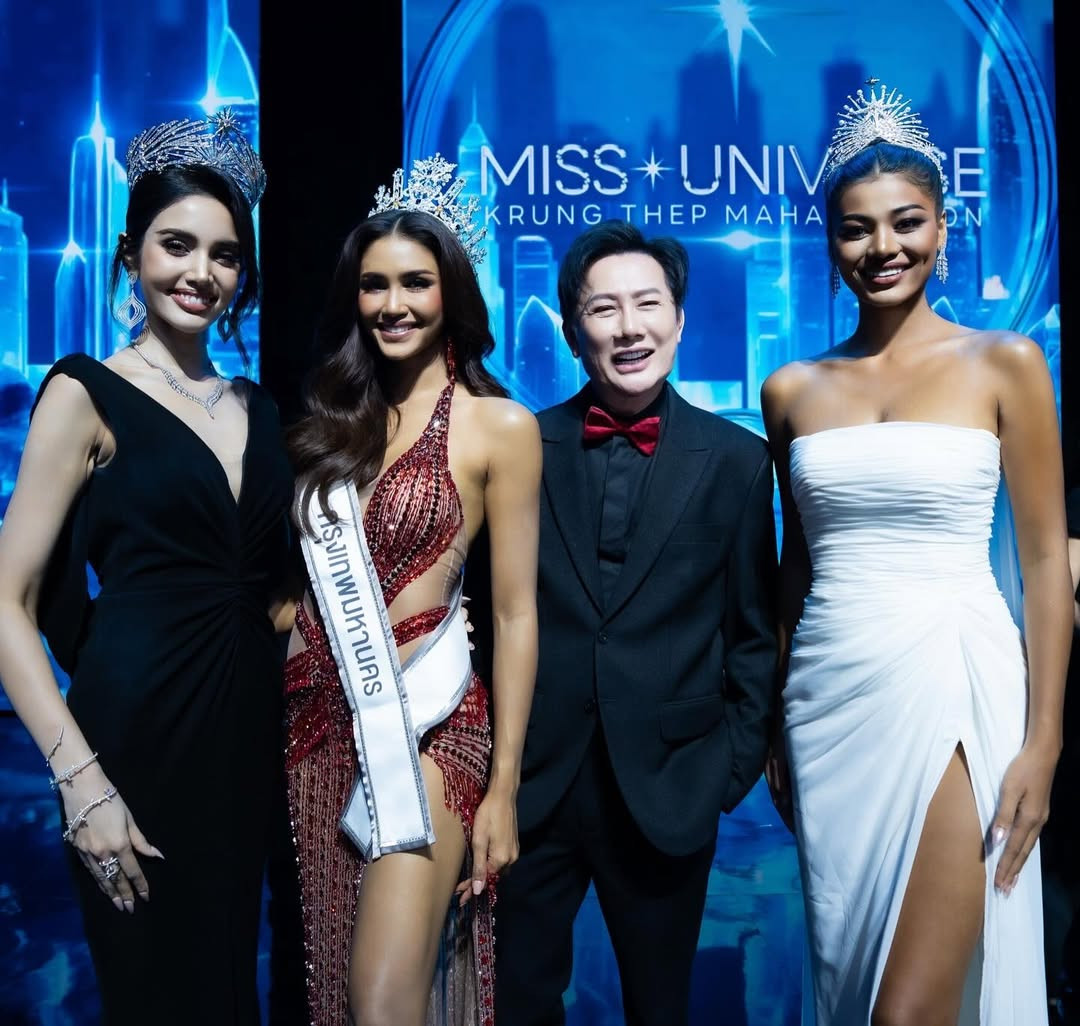 Ông Nawat trong chung kết Hoa hậu Hoàn vũ Bangkok 2025. Ông Nawat trong chung kết Hoa hậu Hoàn vũ Bangkok 2025.