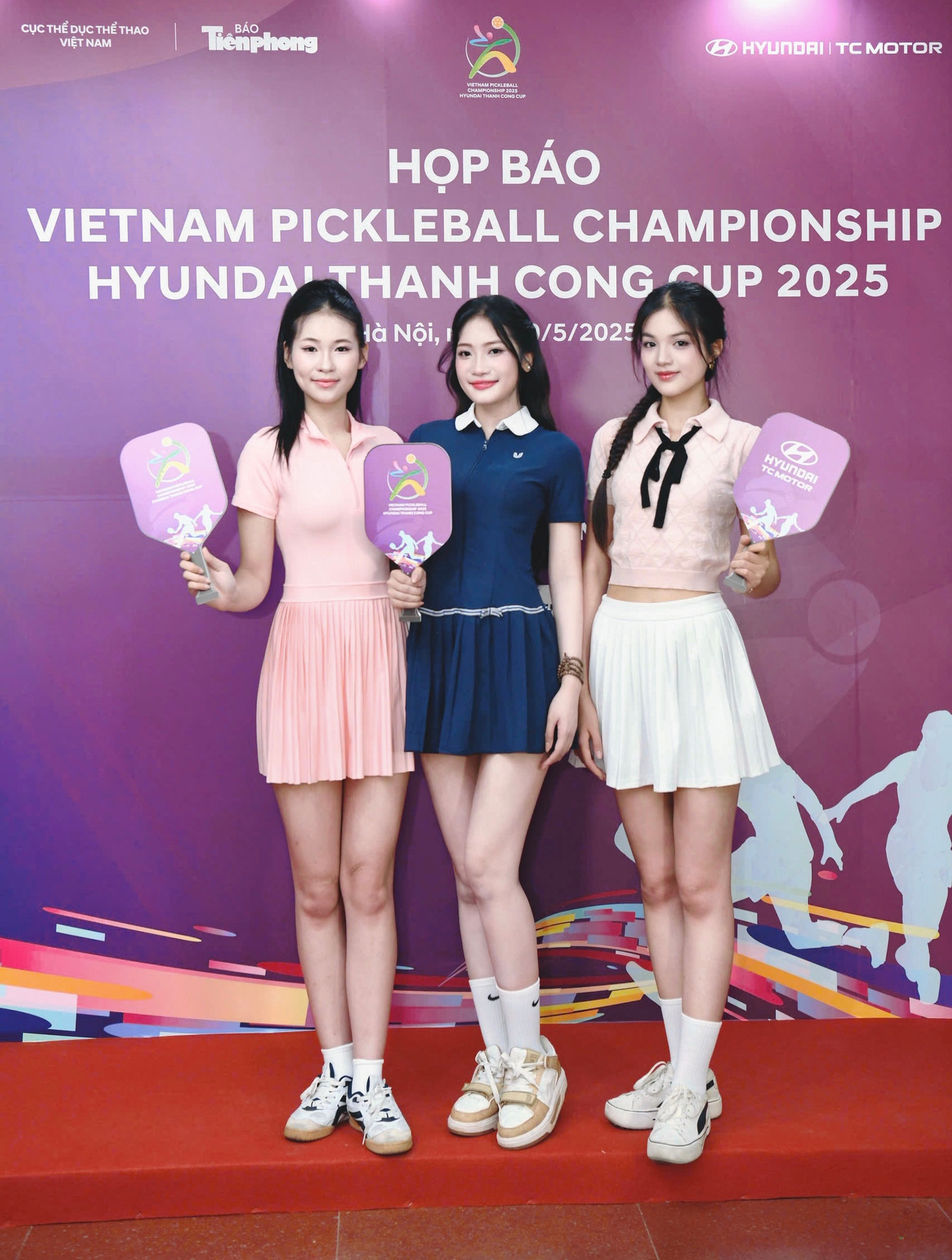 Pickleball là môn thể thao mới nhưng đã có sự phát triển mạnh mẽ trong thời gian qua. Đây là môn thể thao gắn với sự trẻ trung, năng động, nhận được sự hưởng ứng của nhiều bạn trẻ. Là những cô gái trẻ, dàn thí sinh Hoa hậu Việt Nam 2024 cũng đang tích cực tập luyện nhiều môn thể thao để rèn luyện sức khỏe, vóc dáng trước khi bước vào vòng chung kết toàn quốc diễn ra vào tháng 6 ở TP Huế.