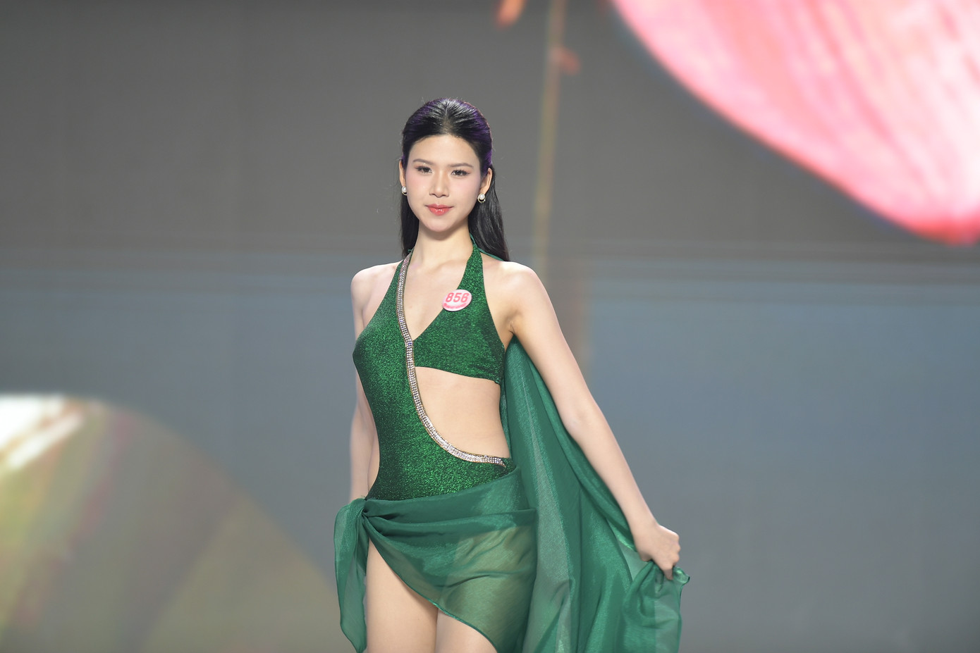 Bên cạnh niềm vui khi được xướng tên vào chung kết, Linh Đan thấy nuối tiếc vì chưa thể gửi lời chào đến tất cả những người bạn đã dừng chân ở chung khảo và buồn khi thấy các bạn khóc. "Nhưng tôi tin đây không phải là kết thúc mà là khởi đầu cho những điều tuyệt vời hơn ở phía trước. Tôi hy vọng những cô gái của top 41 Hoa hậu Việt Nam 2024 tiếp tục nỗ lực không ngừng để tỏa sáng và cống hiến nhiều hơn", cô chia sẻ.