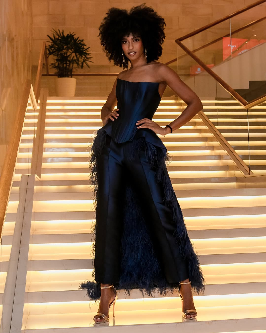 Đại diện Martinique - Aurélie Joachim - giành chiến thắng phần thi Top Model của khu vực châu Mỹ và Caribe. Cô mang tới thiết kế ấn tượng với điểm nhấn là phần tua rua cầu kỳ.