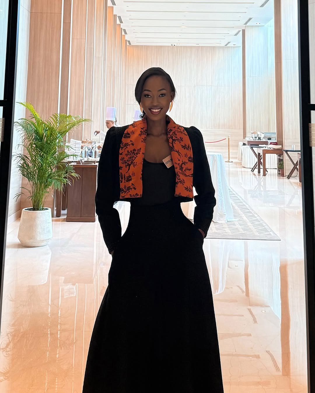 Với chiều cao nổi trội 1,85 m, Fatoumata Coulibaly dễ dàng chinh phục nhiều phong cách. Các thiết kế kín đáo, sang trọng được người đẹp Bờ Biển Ngà ưa chuộng.