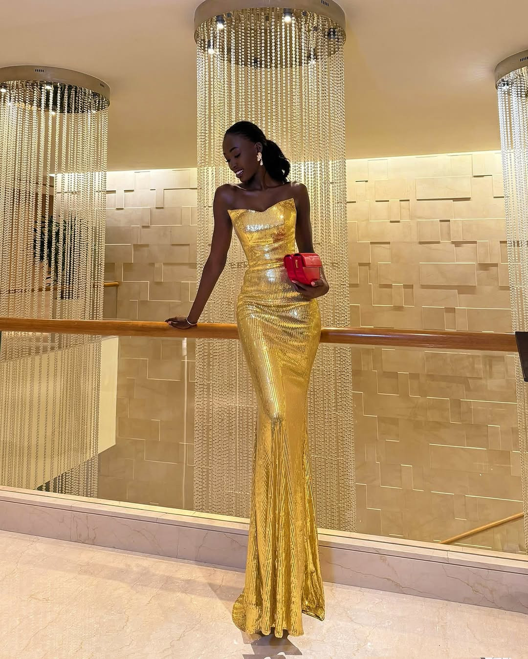 Thiết kế váy dạ hội tông màu vàng gold sang trọng mang lại vẻ ngoài lộng lẫy cho Fatoumata Coulibaly. Bên cạnh đôi chân dài, người đẹp còn thế mạnh là vòng eo thon thả.