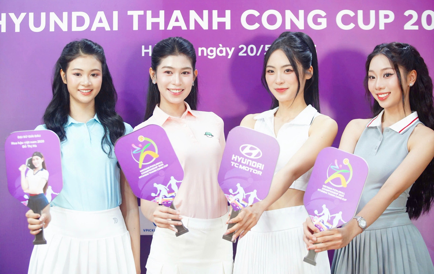 Dàn thí sinh diện trang phục năng động, khoe vóc dáng khỏe khoắn với vợt Pickleball. Các người đẹp đều hào hứng khi được trải nghiệm không khí sôi động của giải đấu thể thao.