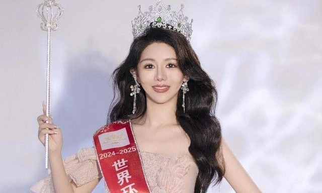 Lý Tư Huyên tại cuộc thi sắc đẹp và khi hầu tòa hôm 8/5. Lý Tư Huyên tại cuộc thi sắc đẹp và khi hầu tòa hôm 8/5.