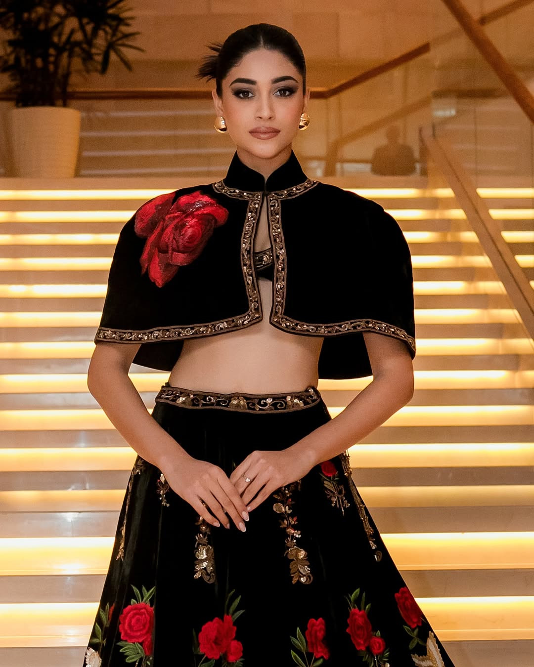 Trong phần thi mặc trang phục của nhà thiết kế trong nước, Nandini Gupta mang tới bộ váy độc đáo, kết hợp giữa yếu tố truyền thống và hiện đại. Nandini Gupta 21 tuổi, cao 1,75 m, hiện là sinh viên ngành Quản trị Kinh doanh tại Cao đẳng Lala Lajpat Rai. Nandini Gupta cũng tham gia lĩnh vực người mẫu ở quê nhà.