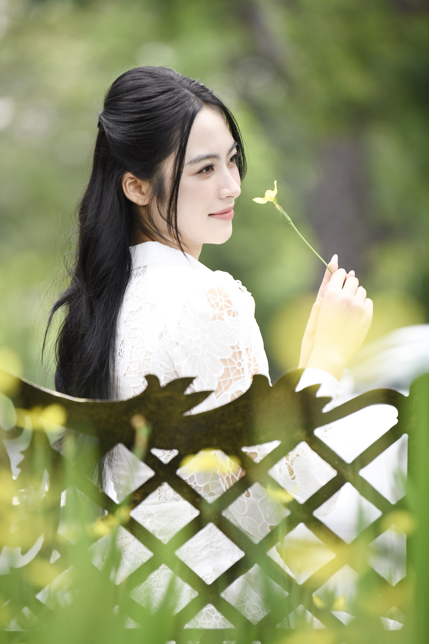 "Trong khoảng thời gian tham gia cuộc thi Hoa hậu Việt Nam, do lịch trình dày đặc nên da tôi bị nổi mụn, kích ứng. Hiện tôi tích cực tập thể thao, uống nhiều nước, ngủ đủ giấc và có một chế độ ăn uống lành mạnh để chăm sóc cho làn da mịn màng, tươi trẻ hơn", cô nói.