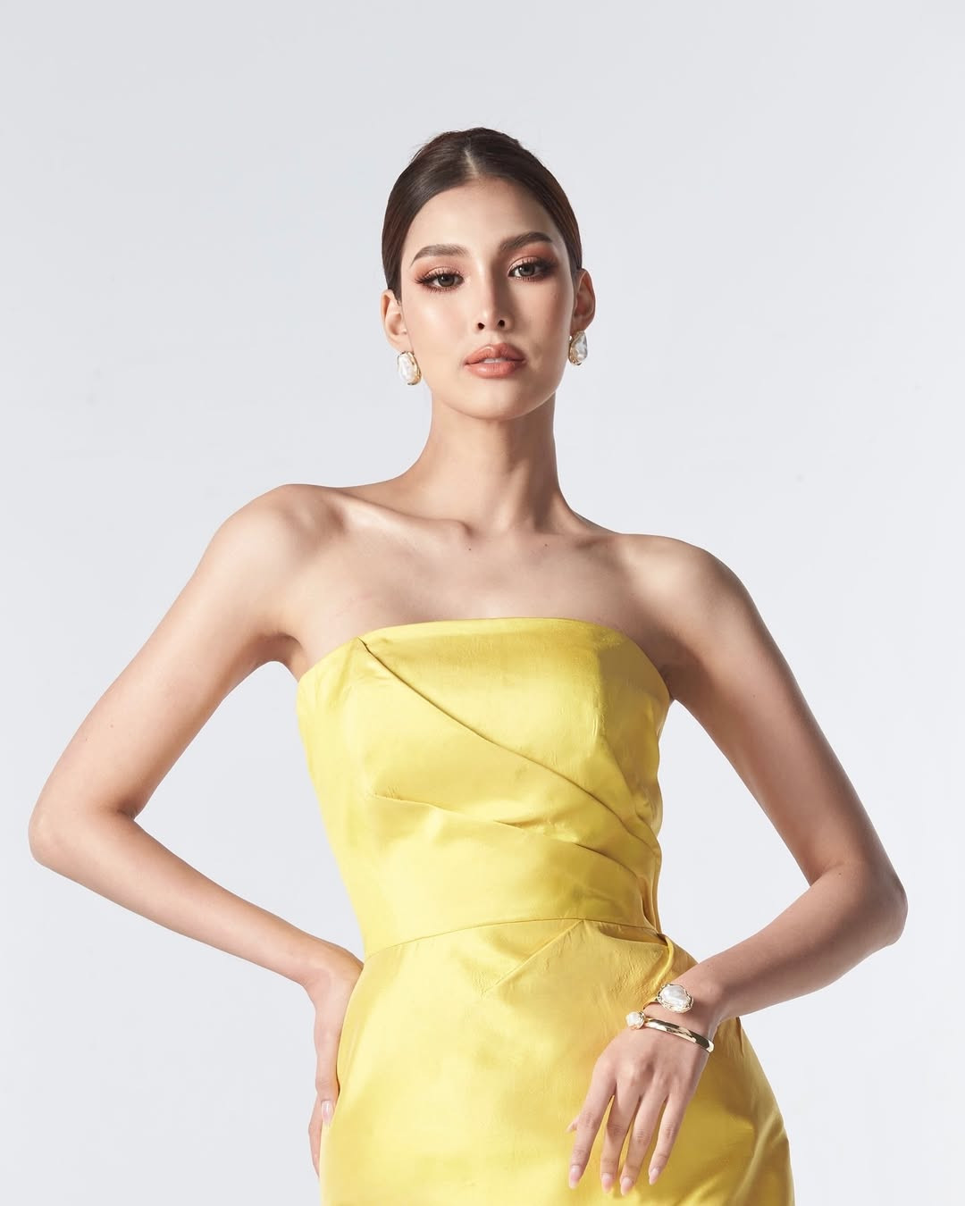 Với những nền tảng ấn tượng về nhan sắc, kỹ năng trình diễn, ứng xử, Mooham Chotnapa Kaewjarun được kỳ vọng tiếp tục mang về thành tích cao cho Thái Lan ở Miss Cosmo 2025.