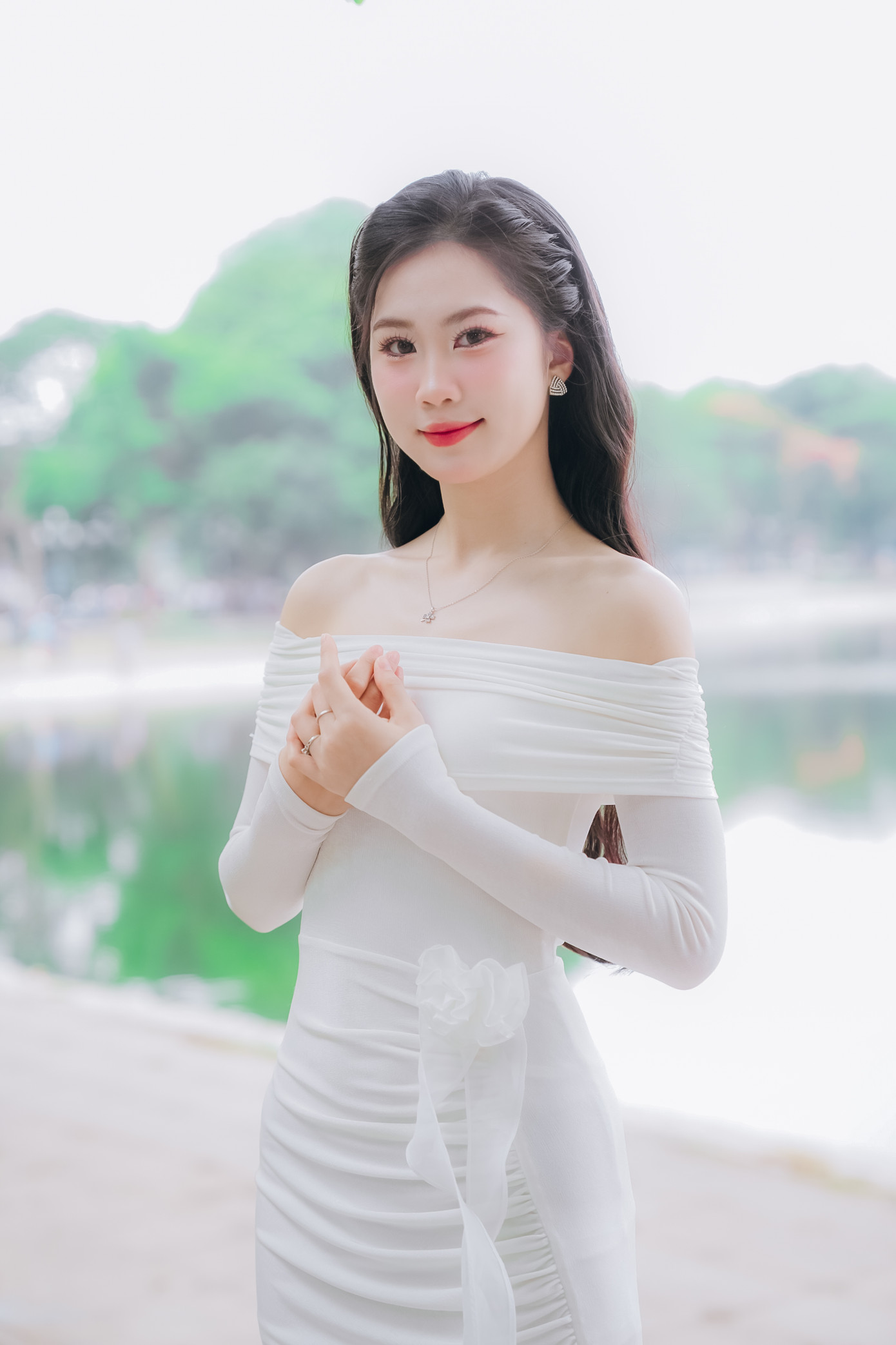 “Ngoài ra, hoa hậu thường có vai trò truyền cảm hứng, đóng góp vào các hoạt động cộng đồng và những vấn đề xã hội quan trọng. Vậy nên, hoa hậu không chỉ đơn thuần là một danh hiệu mà còn là một hành trình tạo ảnh hưởng tích cực”, cô chia sẻ thêm.