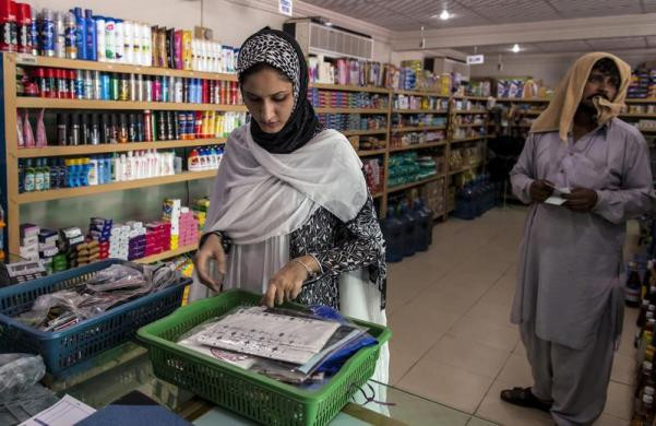 Ayesha Farooq trong trang phục đời thường. Trong ảnh, cô đang đi mua sắm ở một siêu thị. Ayesha Farooq trong trang phục đời thường. Cô đang đi mua sắm ở một siêu thị