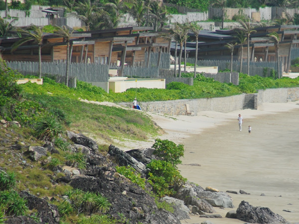 Căn villa nơi vợ chồng ông bà Smith nghỉ ngơi dưới góc nhìn từ chỗ mai phục của phóng viên Tiền Phong và Vietnamnet