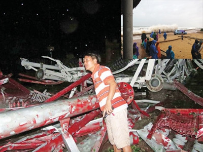 Phóng viên Tiền Phong tại hiện trường vụ ăng ten đổ sụp vì bão số 10. Ảnh: CTV 