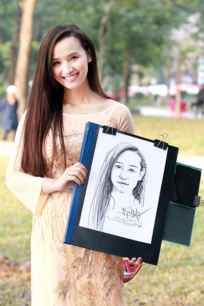 Trong một chiều đông nắng ấm, bà mẹ trẻ đã ghi lại những khoảnh khắc dịu dàng khi diện áo dài và ngắm cảnh Hồ Gươm