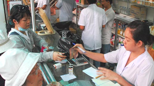 Người dân lo lắng khi có nhiều loại thuốc tây tăng giá. Ảnh: Hoàng Thạch Vân