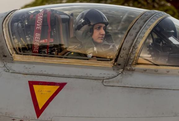 Ayesha Farooq ngồi trong buồng lái đã được đóng cửa. Ayesha Farooq ngồi trong buồng lái đã được đóng cửa