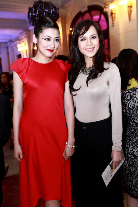 Cô khoe sắc bên đàn em, Á hậu Việt Nam 2012 Dương Tú Anh