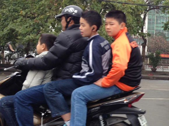 Tăng bốn vô tư bát phố