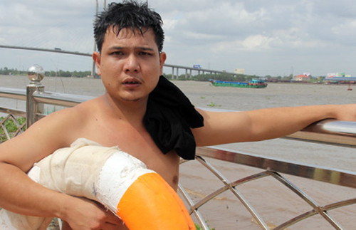 Nam thanh niên lao xuống sóng dữ cứu 2 người chìm theo tàu ảnh 2